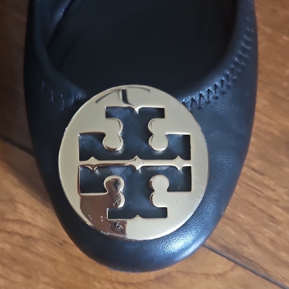 Tory Burch Black Flats with Gold Emblem Sz 10M - Picture 4 of 13